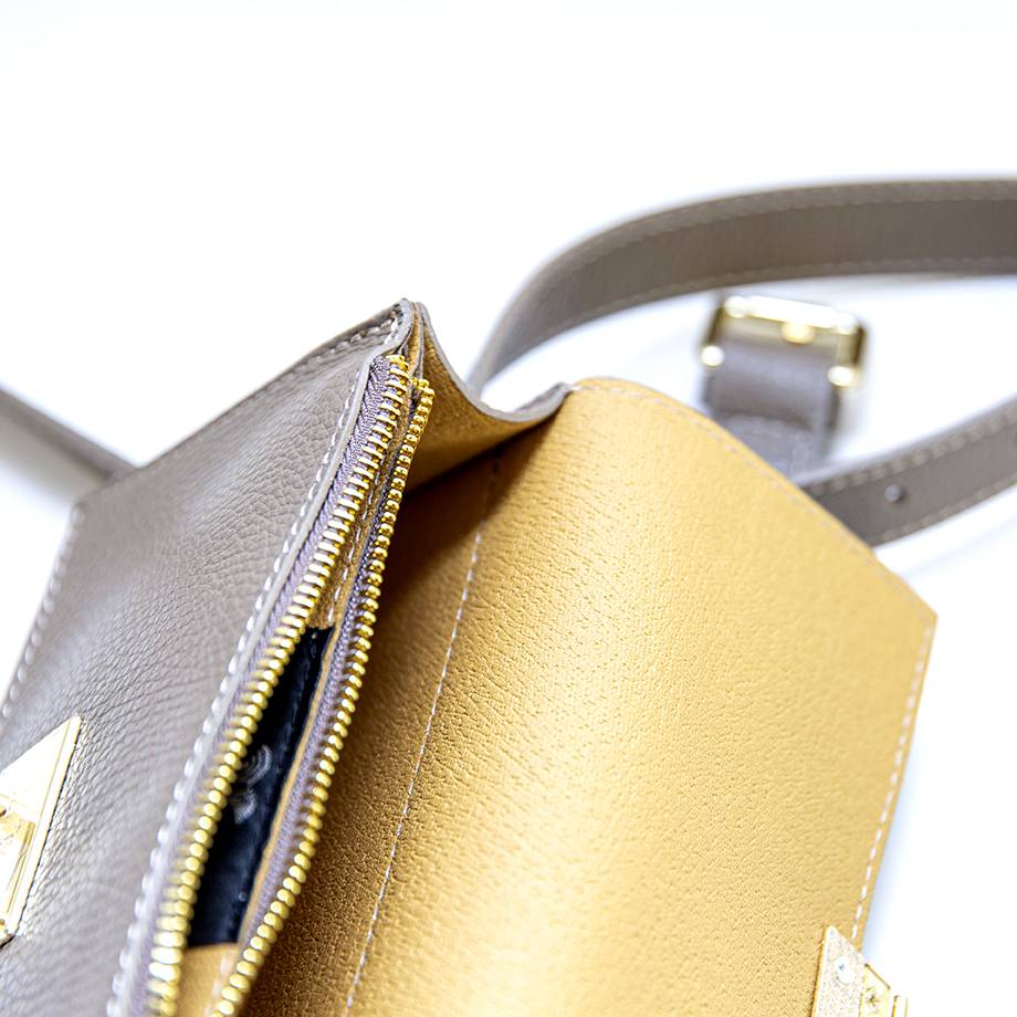 Laura Di Maggio CAROL – marsupio taupe con chiusura oro Saldi Di Fabbrica