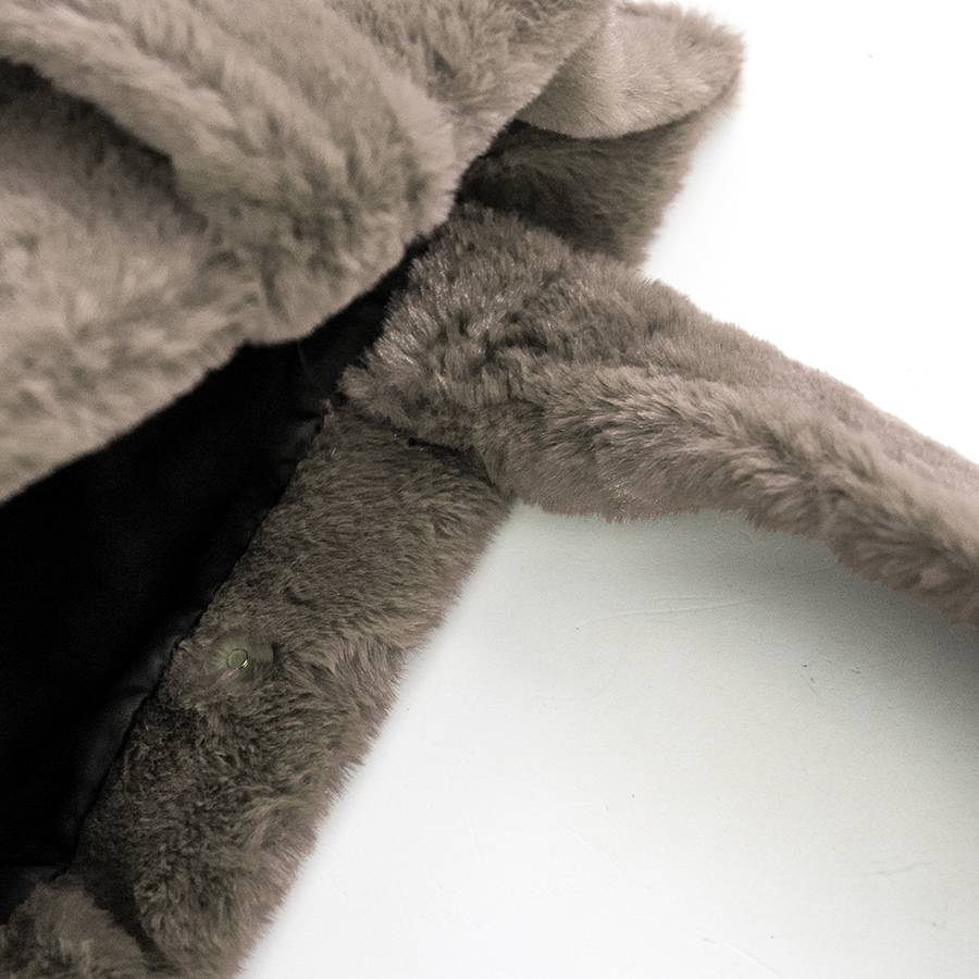 Laura Di Maggio FLUFFY – Maxi shopping in pelliccia ecologica beige Sostegno trimestrale