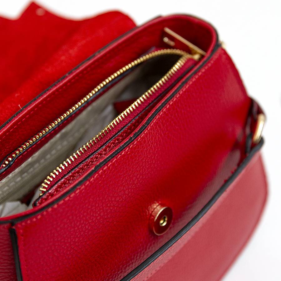 Laura Di Maggio SALLY – Postina con patta in pelle rossa Comprane uno, ottenene uno gratis