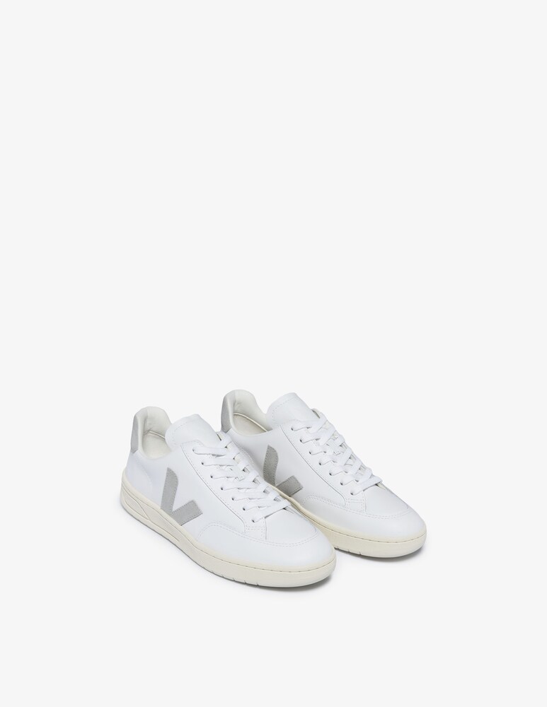 Veja Sneakers in pelle V-12 Offerta