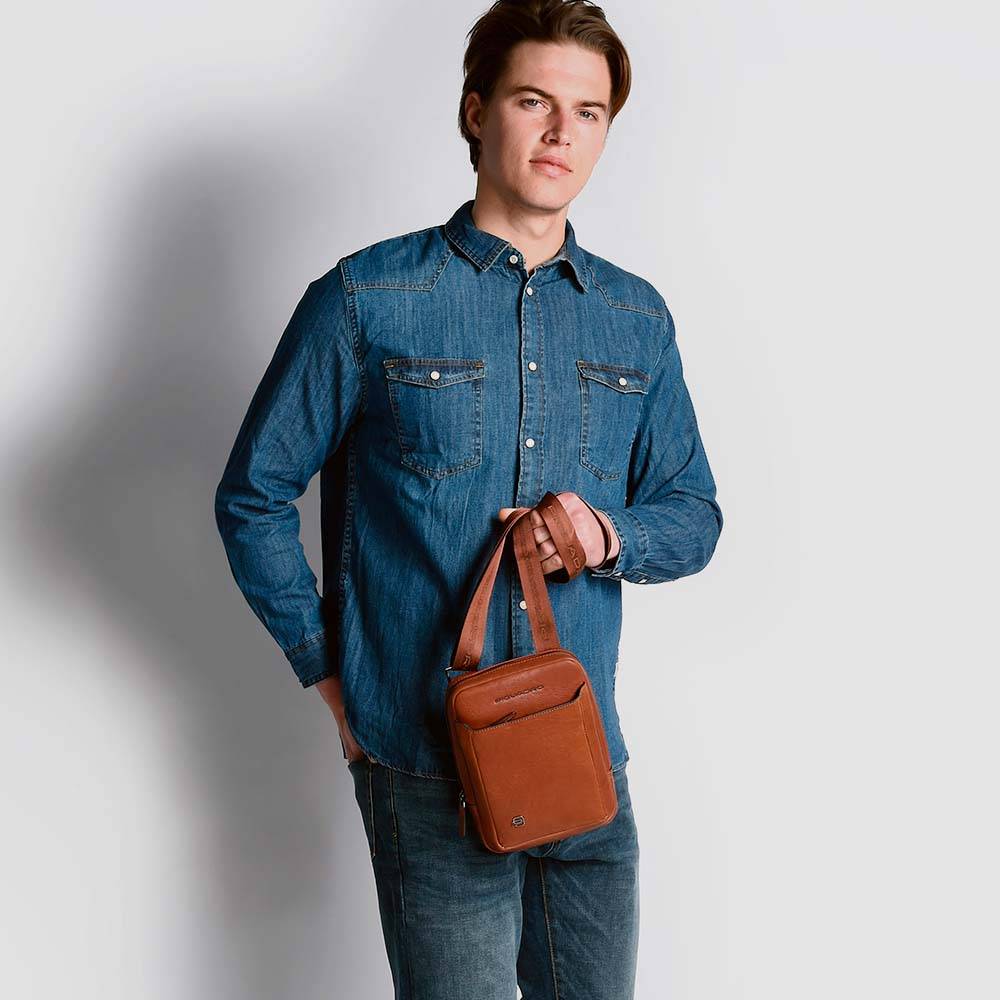 Piquadro Pocket crossbody bag with iPad®mini compartment Sconto