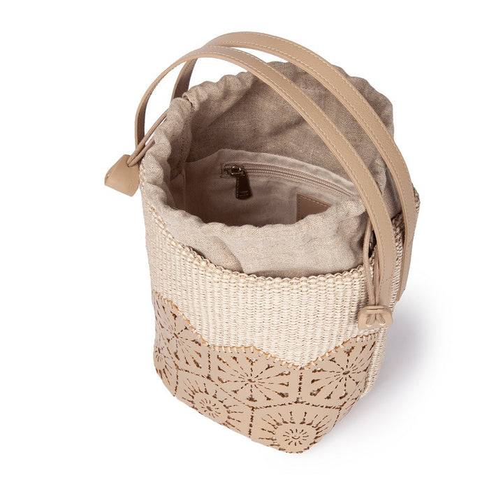 Roberta Gandolfi Giulia Bucket in rafia e pelle il pannello tagliato al laser è interamente cucito a mano con tracolla staccabile Presa