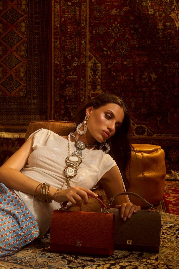 Roberta Gandolfi Nicole cocco compact crossbody borsa in pelle stampa cocco con tramezza interna e tasca esterna con tracolla staccabile e regolabile Sostegno trimestrale