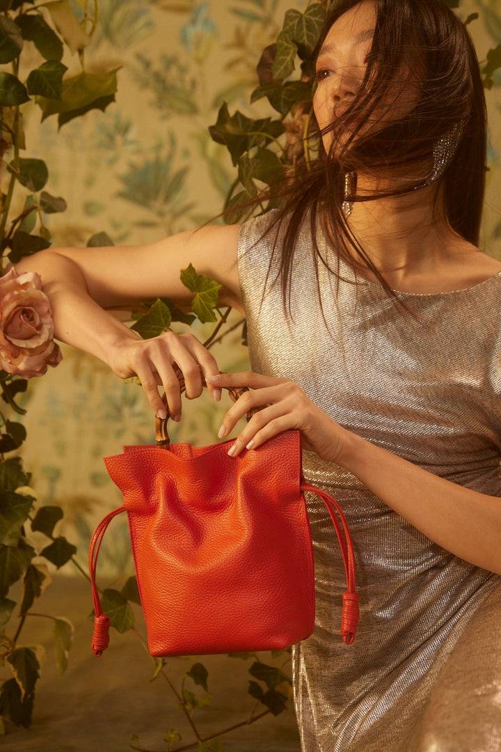 Roberta Gandolfi Silvana small borsa a mano in pelle martellata con manico in vero legno di bambù e tracolla staccabile e regolabile Economico