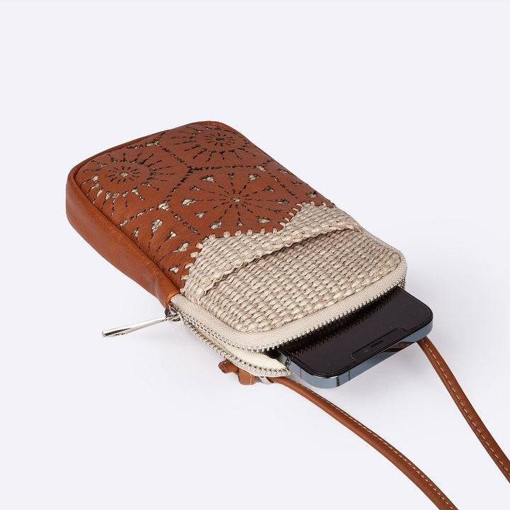 Roberta Gandolfi Giulia phone holder in rafia e pelle il pannello tagliato al laser è interamente cucito a mano con tracolla staccabile In Vendita