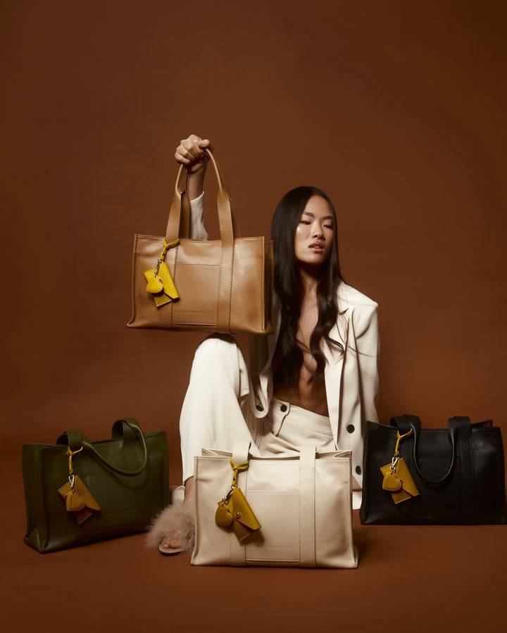 Roberta Gandolfi Tessa shopping in pelle con charms colorato e pratica tasca esterna In Linea