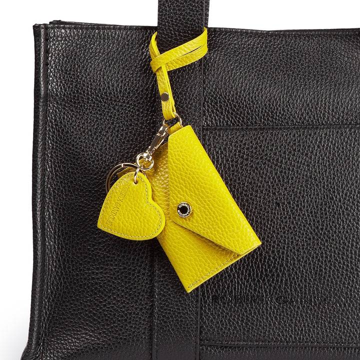 Roberta Gandolfi Tessa shopping in pelle con charms colorato e pratica tasca esterna In Linea