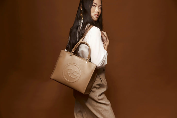 Roberta Gandolfi Roberta Pelle medium Borsa a mano in pelle con doppi spallacci per essere portata a spalla e tramezza Nuova