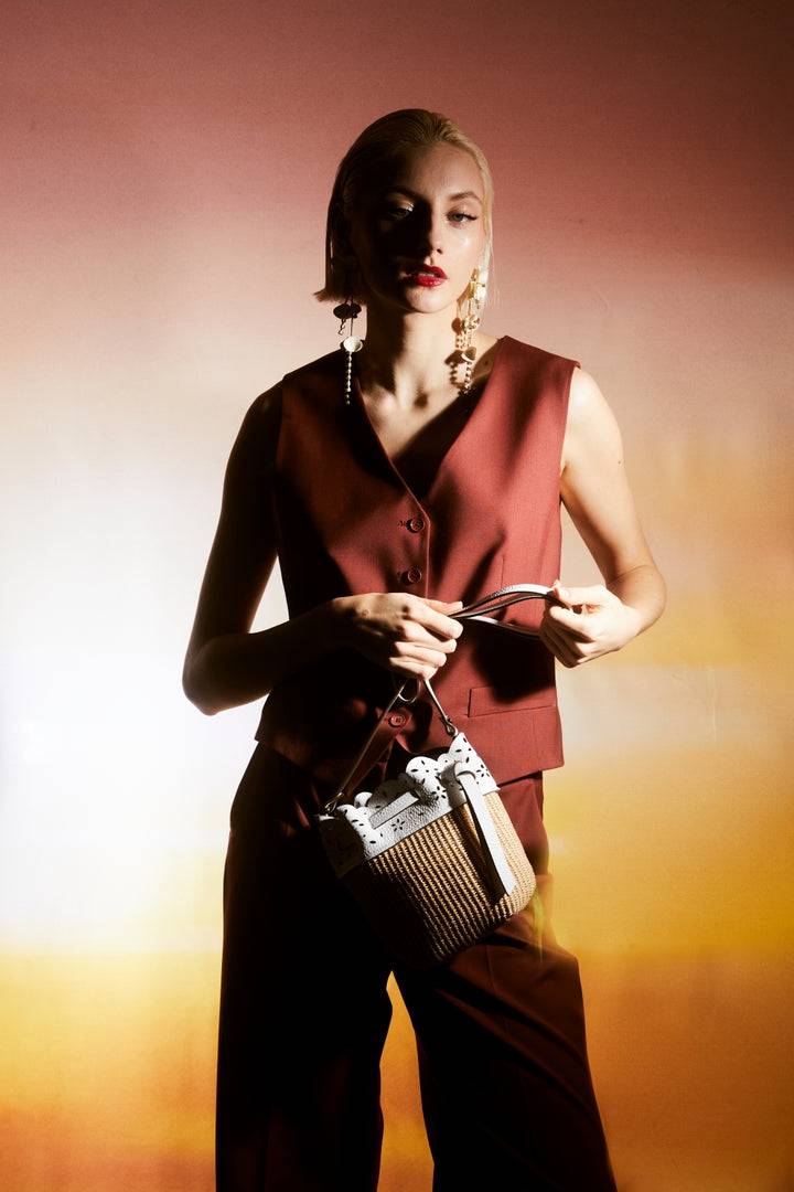Roberta Gandolfi Diletta Mini Bucket in rafia con balza in pelle laserata con tracolla staccabile Consegna Veloce
