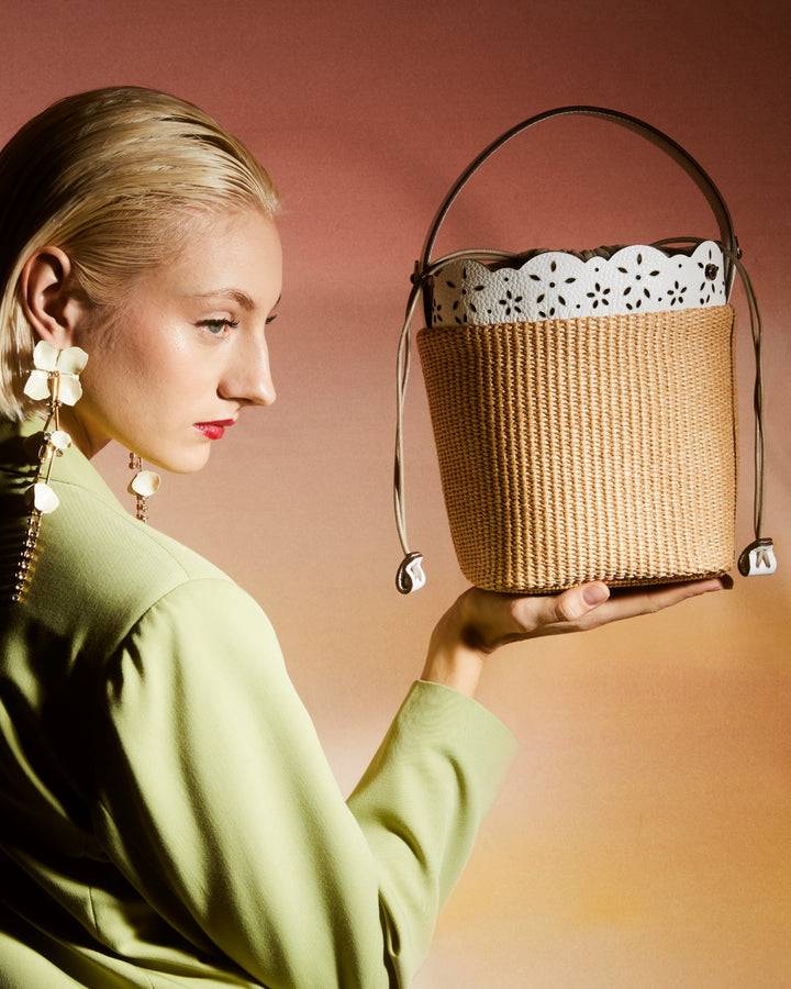 Roberta Gandolfi Diletta Bucket in rafia con balza in pelle laserata con tracolla staccabile I Più Venduti