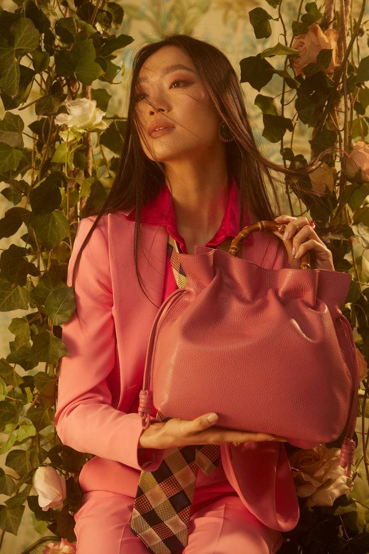 Roberta Gandolfi Silvana medium borsa a mano in pelle martellata con manico in vero legno di bambù e tracolla staccabile Comprane uno, ottenene uno gratis