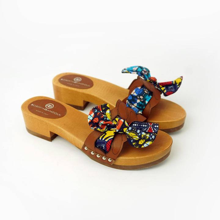 Roberta Gandolfi Lola Chain sandali in legno e pelle di vitello con fiocco stampa african