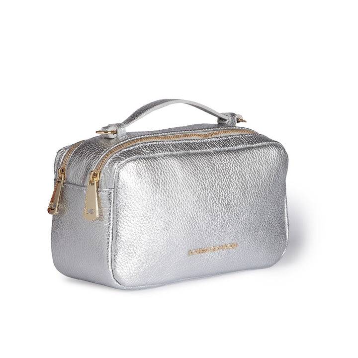 Roberta Gandolfi Brigida camera borsa in pelle con doppio scomparto e tracolla in catena dorata con spallaccio protettivo in pelle Nuovi prodotti