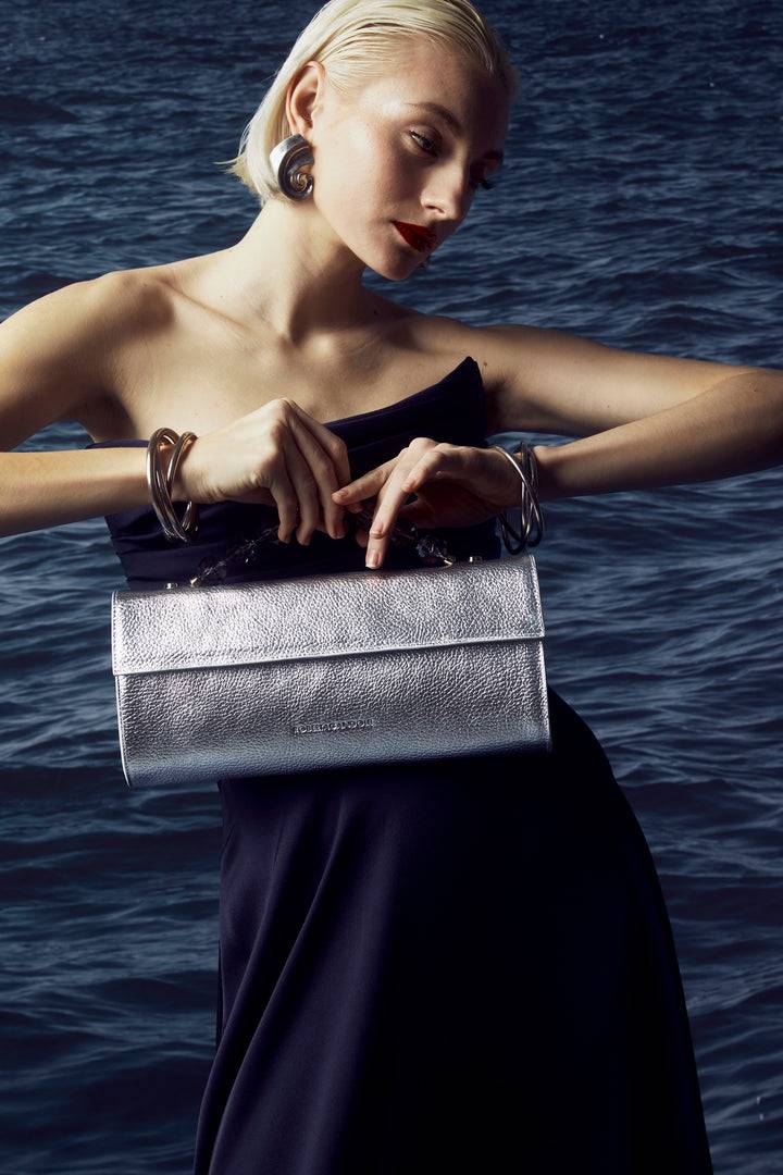 Roberta Gandolfi Julia Boule cluch in pelle metalizzata e manico gioiello con tracolla staccabile e regolabile Limitato a 3 giorni