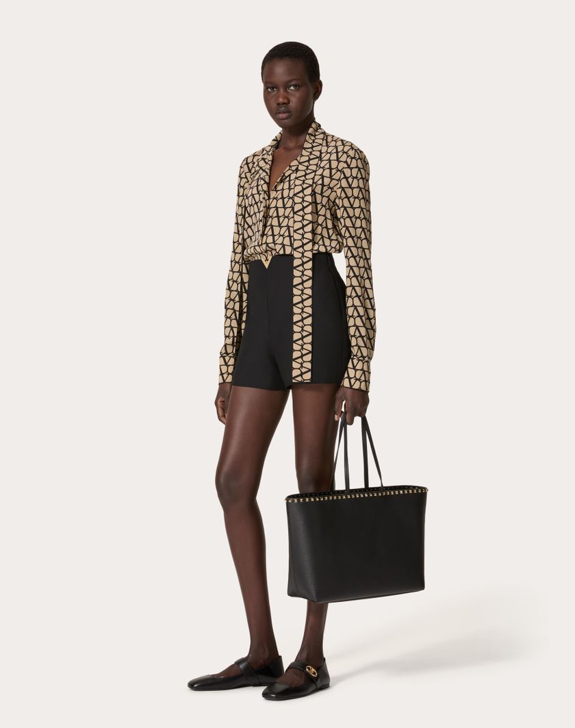 Valentino Handbags Borsa Shopping Rockstud In Vitello Granato per Donna in Nero | Valentino IT Consegna Veloce