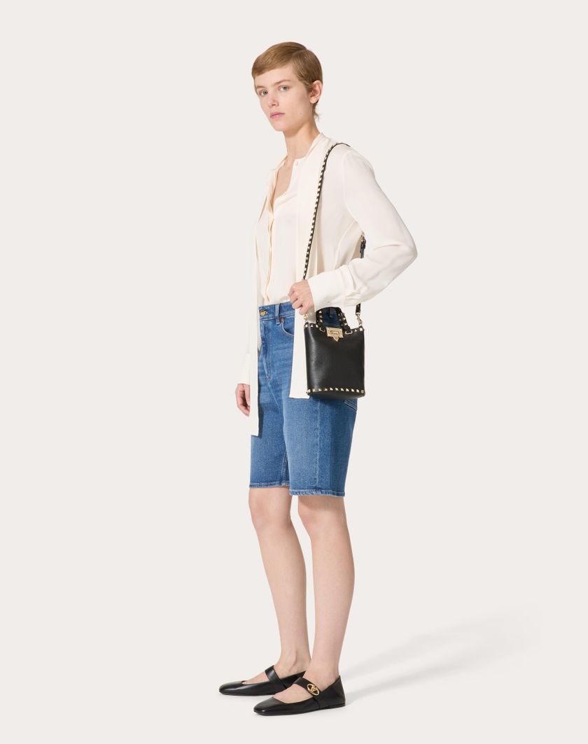 Valentino Handbags Pouch Con Tracolla Rockstud In Vitello Granato per Donna in Nero | Valentino IT Promozione Limitata