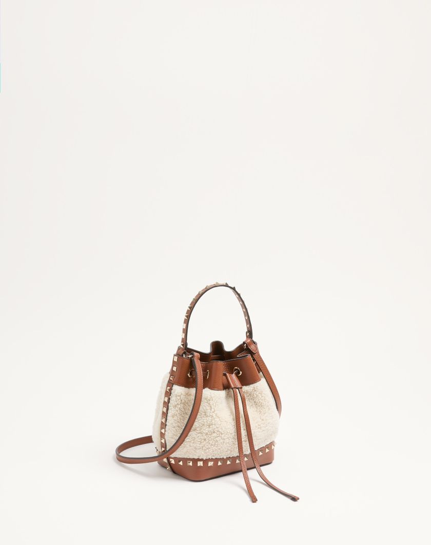 Valentino Handbags Borsa A Secchiello Valentino Garavani Rockstud In Shearling per Donna in Naturale/selleria | Valentino IT Qualità