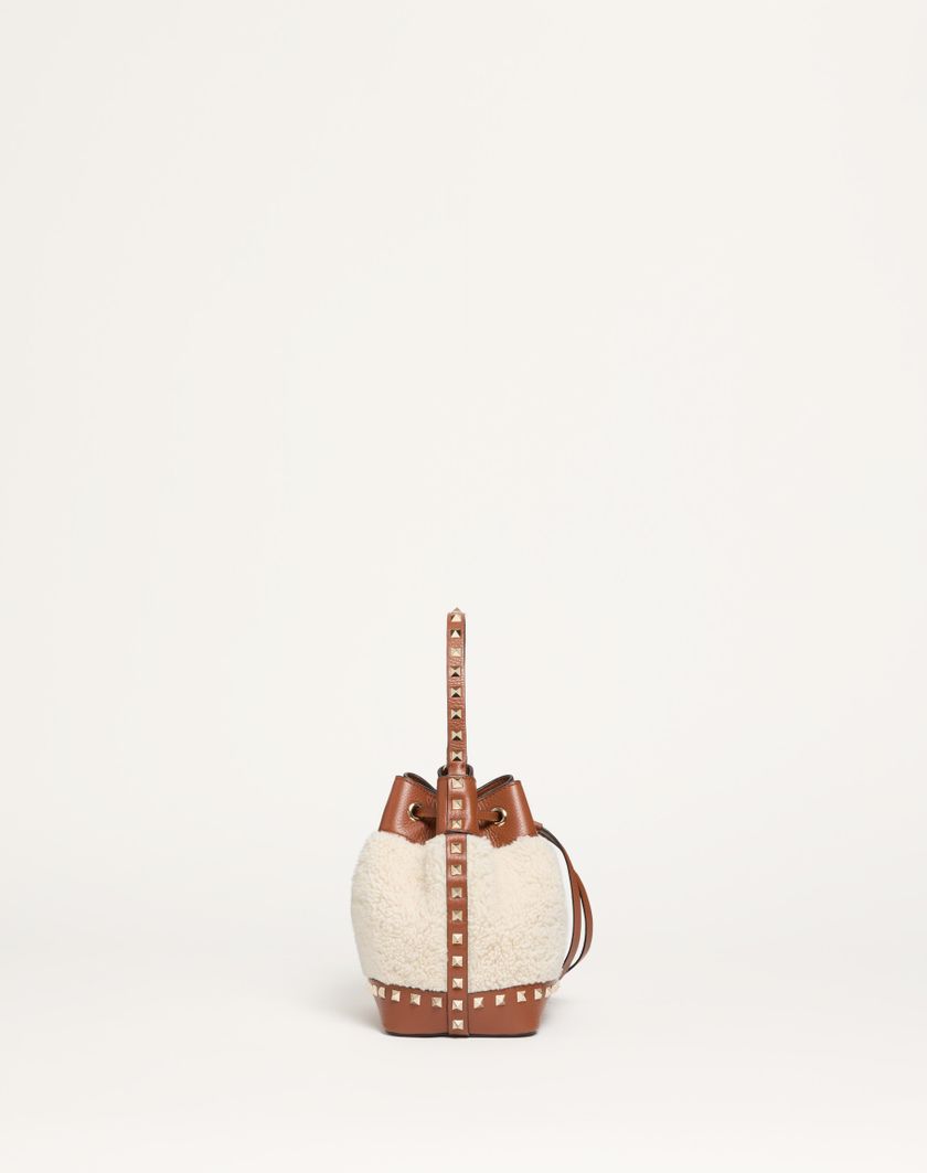 Valentino Handbags Borsa A Secchiello Valentino Garavani Rockstud In Shearling per Donna in Naturale/selleria | Valentino IT Qualità