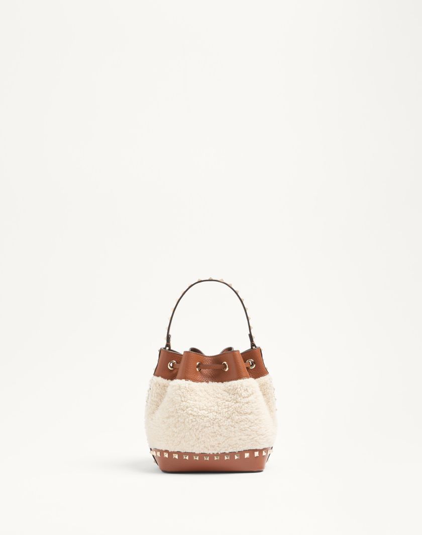Valentino Handbags Borsa A Secchiello Valentino Garavani Rockstud In Shearling per Donna in Naturale/selleria | Valentino IT Qualità
