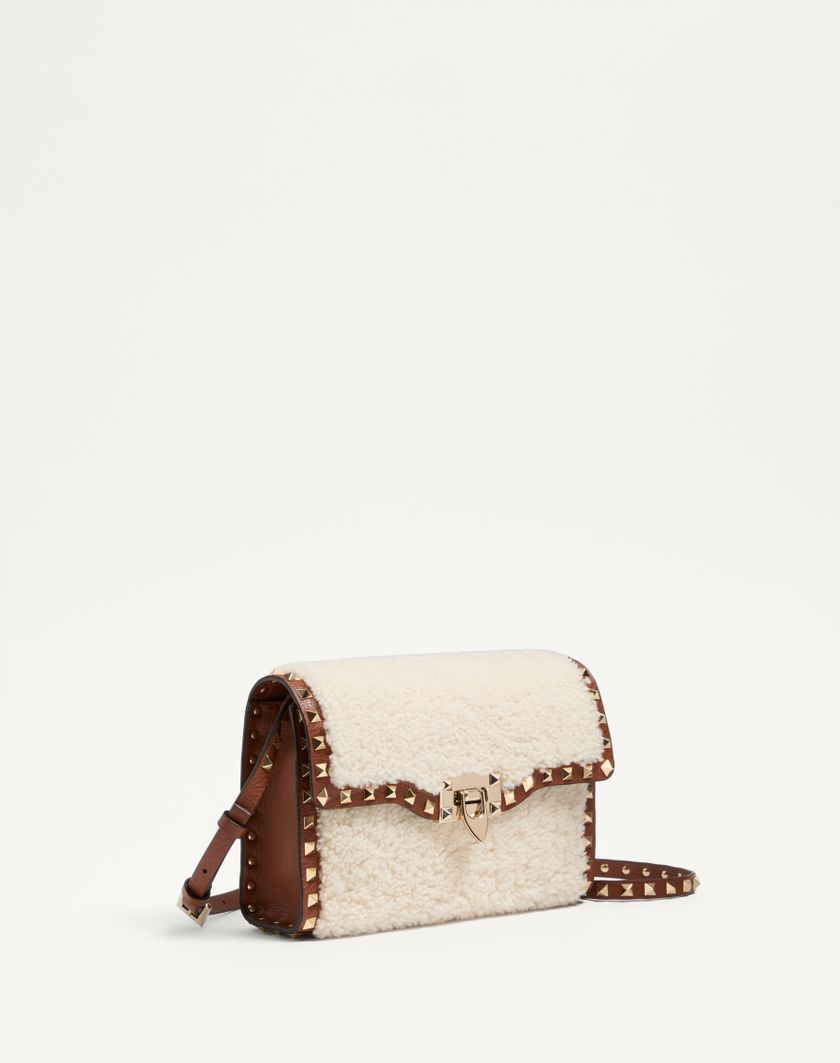 Valentino Handbags Borsa Piccola A Tracolla Valentino Garavani Rockstud In Shearling per Donna in Naturale/selleria | Valentino IT Vendita