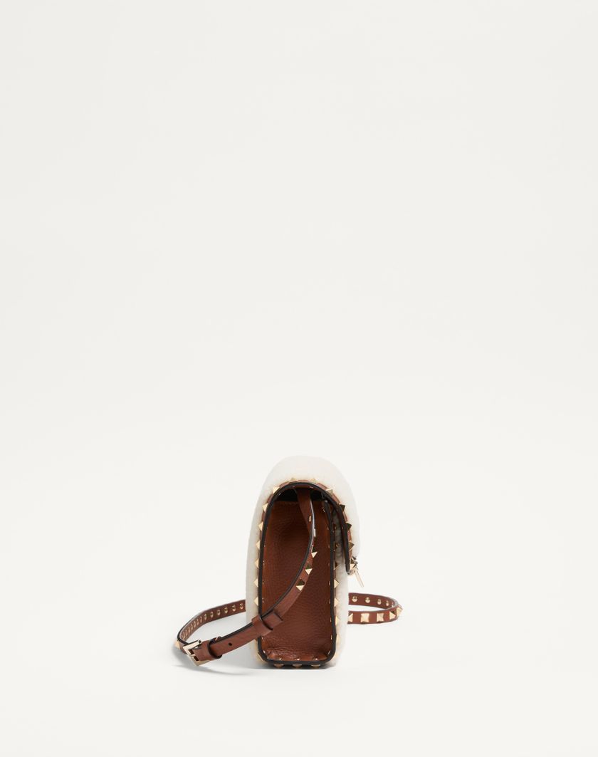 Valentino Handbags Borsa Piccola A Tracolla Valentino Garavani Rockstud In Shearling per Donna in Naturale/selleria | Valentino IT Vendita