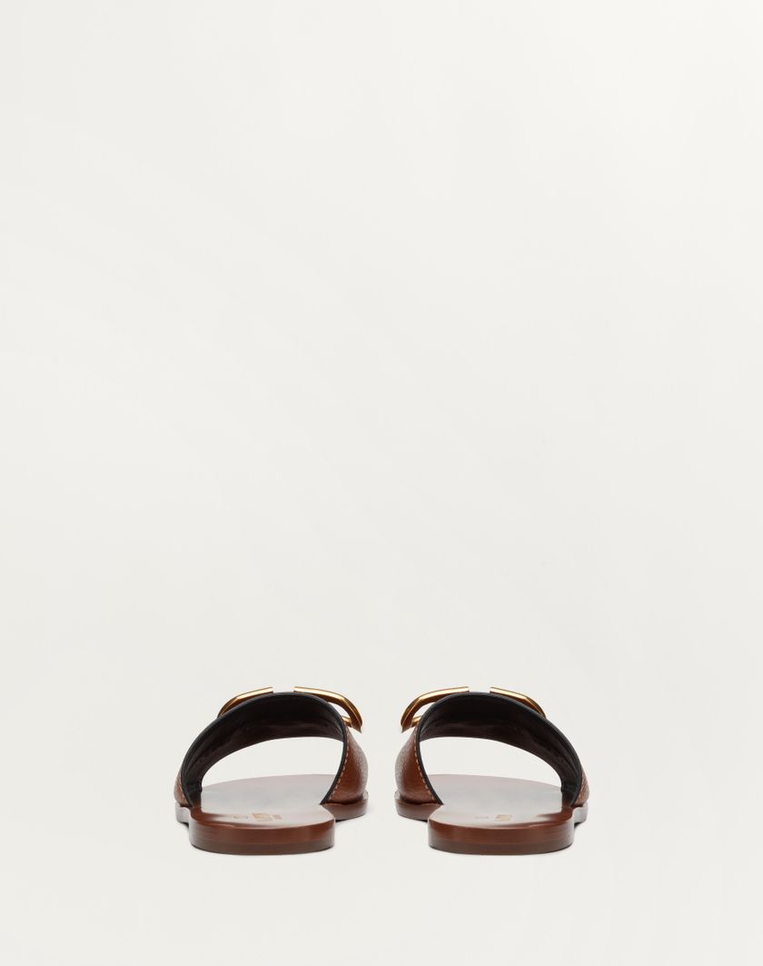 Valentino Handbags Sandalo Slider Vlogo Signature In Vacchetta Granata Con Accessorio per Donna in Nero | Valentino IT Offerta speciale della fabbrica