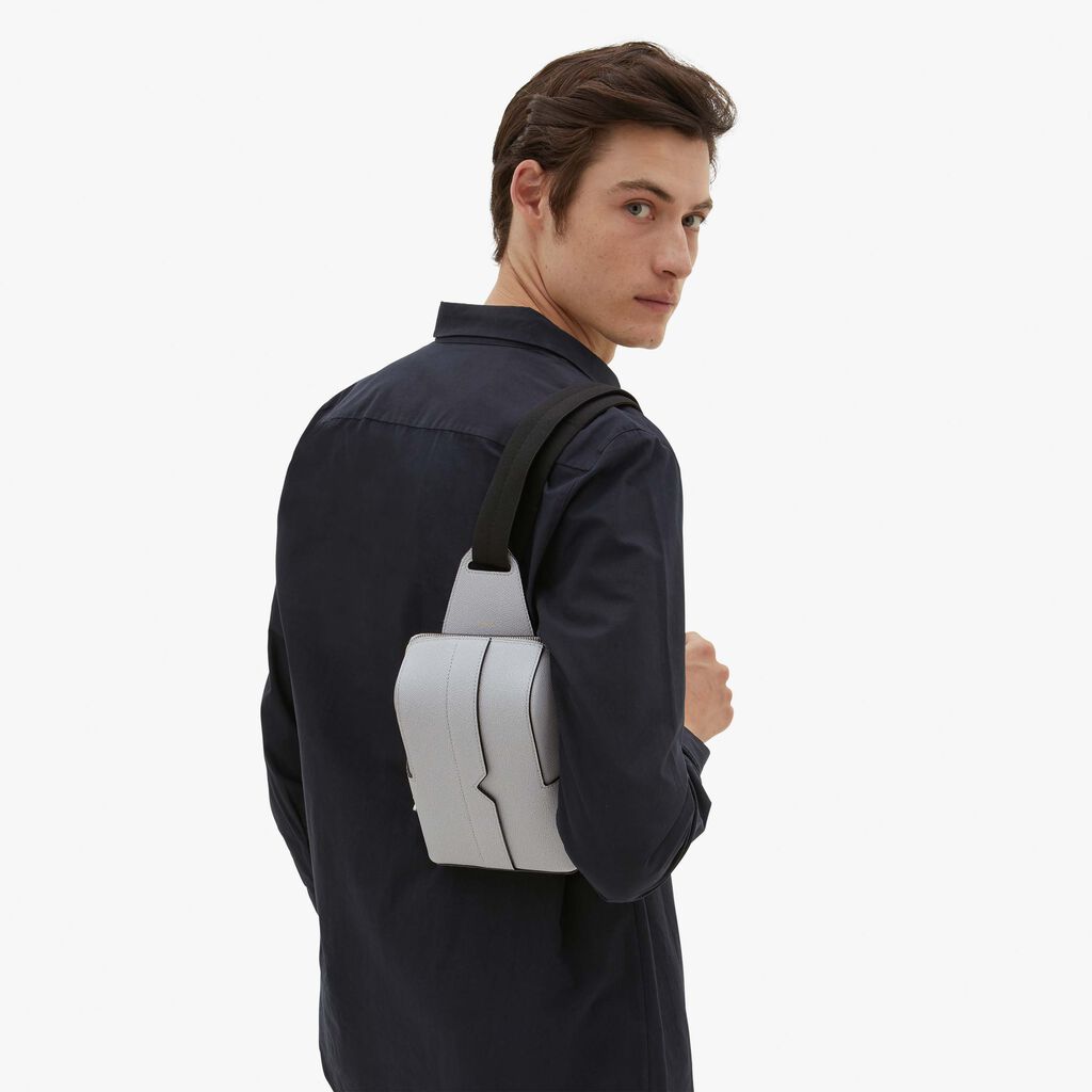 Valextra Zaino monospalla ergonomico in Pelle Grigia | Valextra V-Line Soddisfazione Garantita